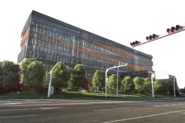 网传哈尔滨一住宅楼楼体开裂，楼体倾斜的原因是什么？