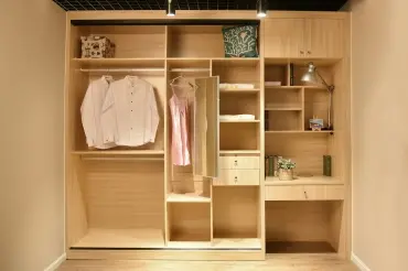 小伙当家具质检员每天上班就踹门，家具质检员的工作标准是什么？