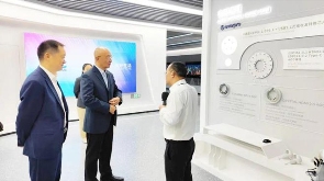 阎晓峰到长飞光纤公司调研石英玻璃新材料创新研发情况