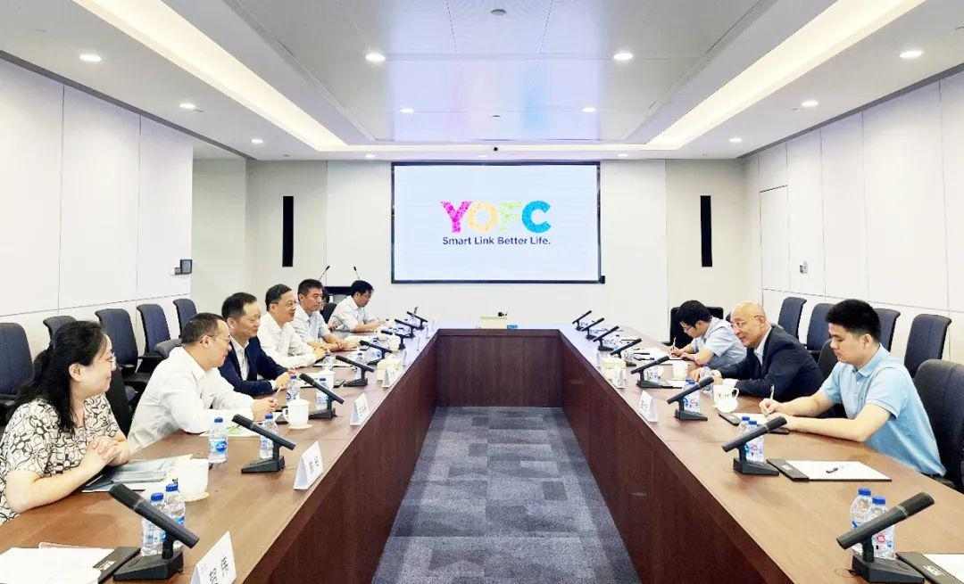 阎晓峰到长飞光纤公司调研石英玻璃新材料创新研发情况(图2)