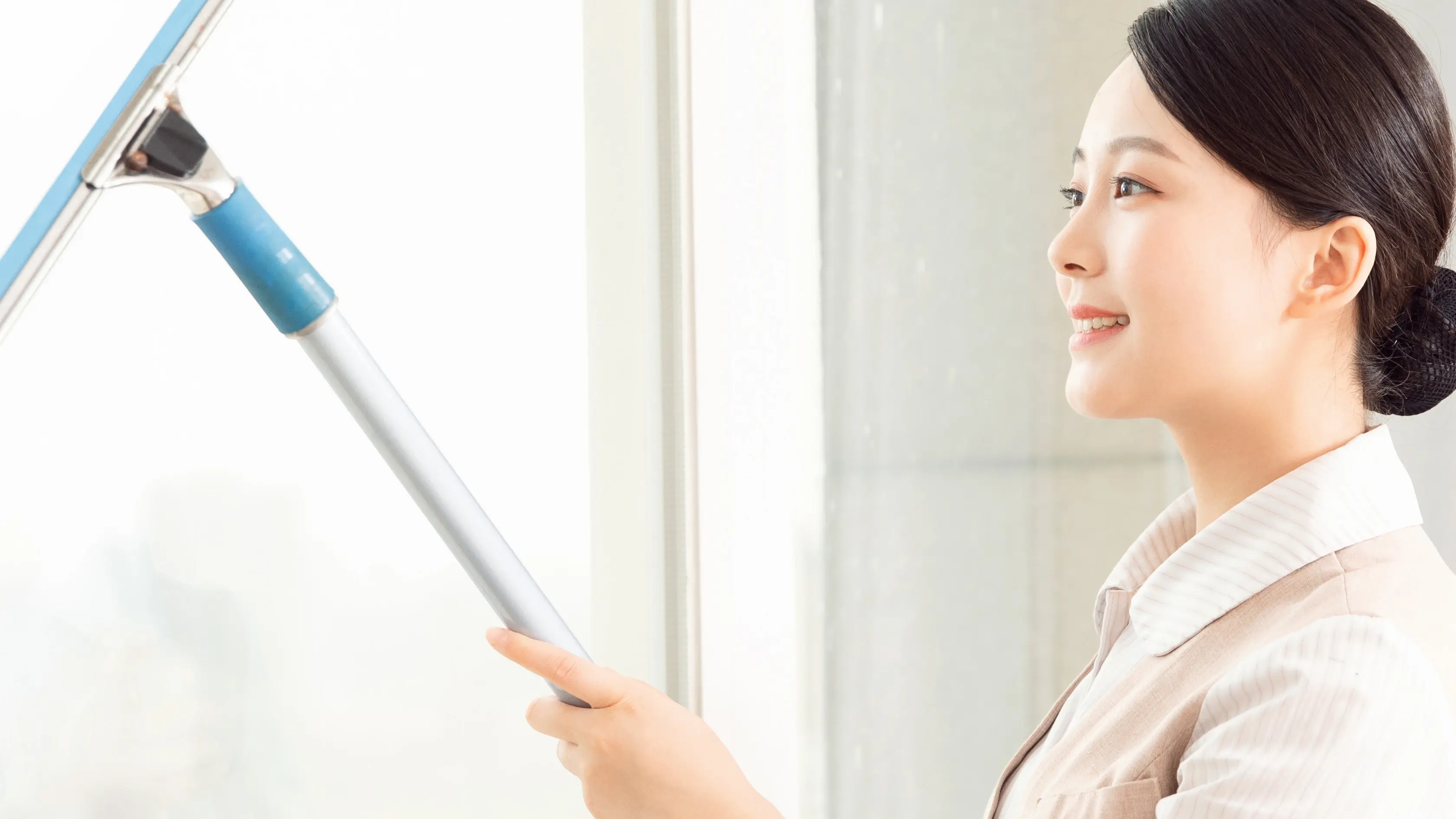 第一批00后已经开始做家政了,雇年轻家政打扫房子要注意什么?