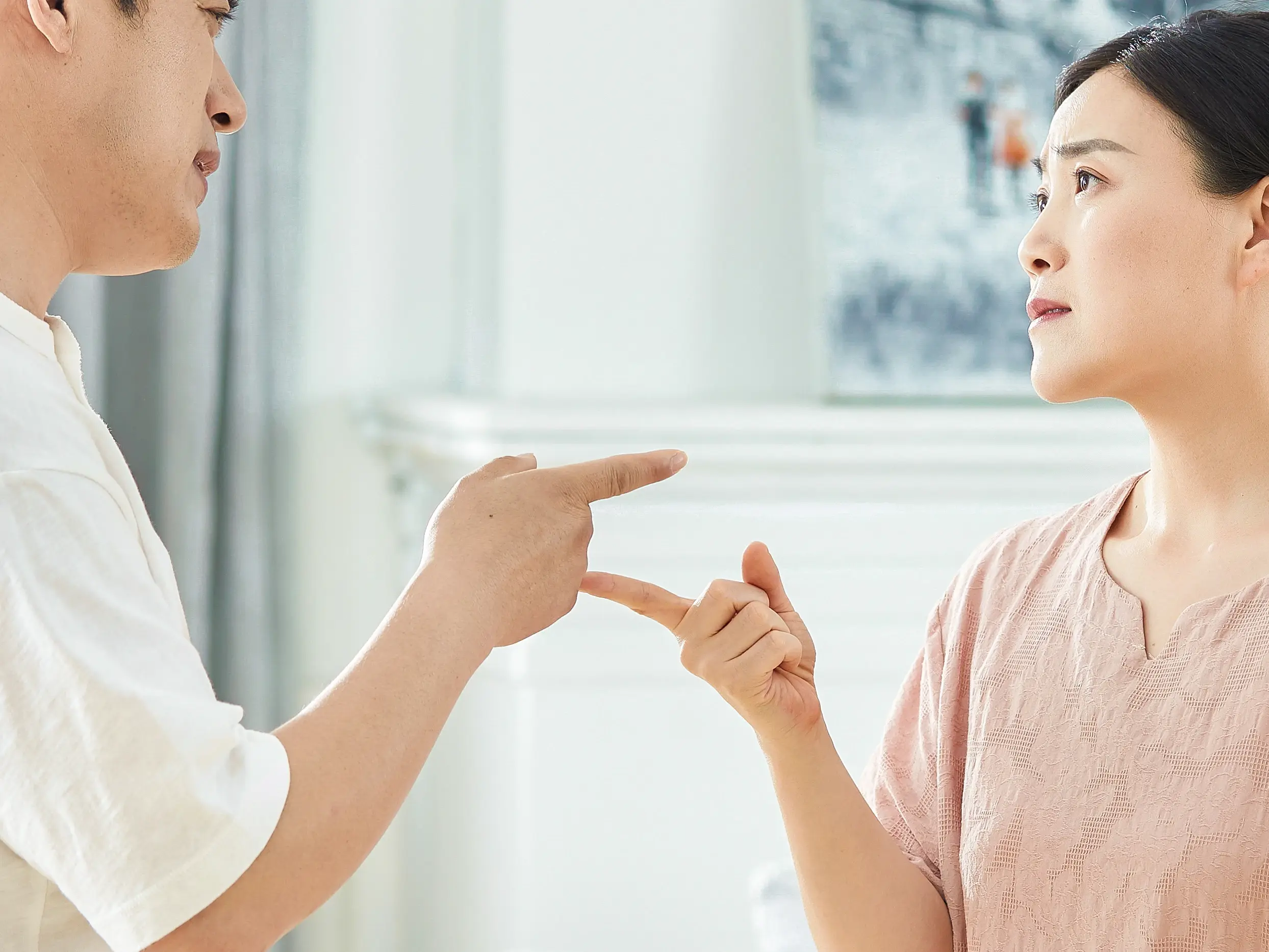 男子离婚要求分割女方父母所赠房产,婚后父母赠予的房离婚怎么分