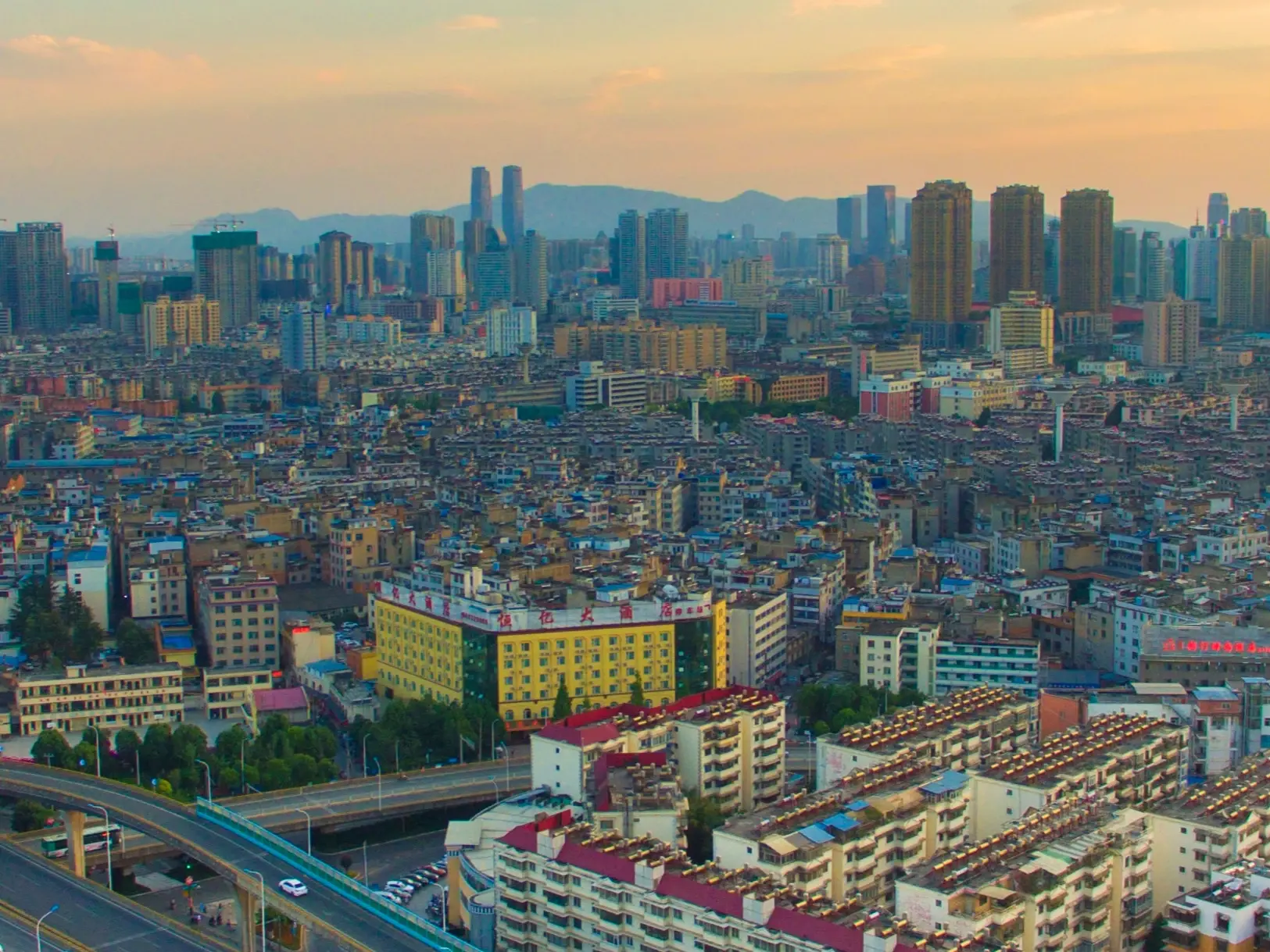 云南一小区紧急通知有通缉人员混入,如何防范危险人员混进小区?(图1)